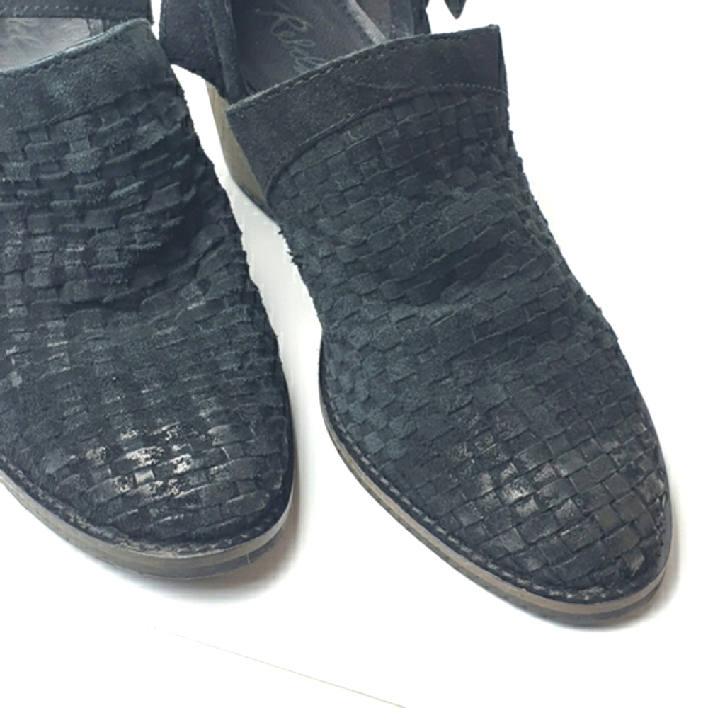 Rebel ankle boots western almond toe distress leather size 8.5